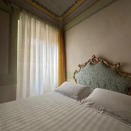 - Palazzo Paltroni ウルビーノ